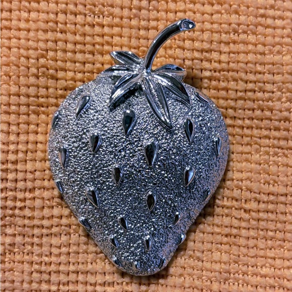 Vintage Sarah Coventry Signed Brooch Strawberry 3D Domed Textured Silver Tone - Picture 3 of 11